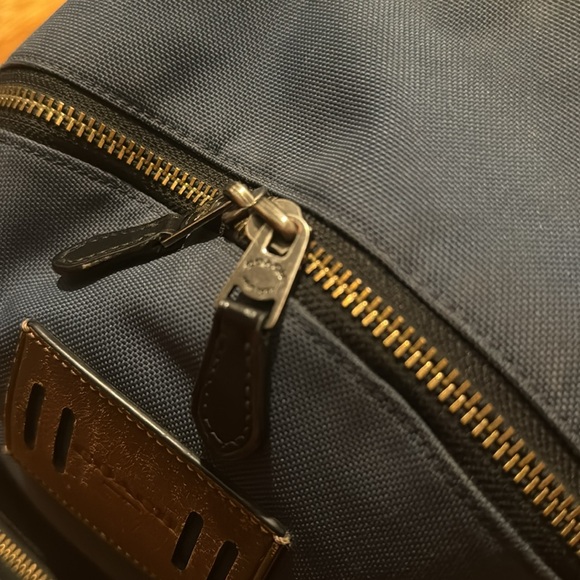 I’m trying to selling this bag because I don’t ever use it and I need some cash - Picture 4 of 9